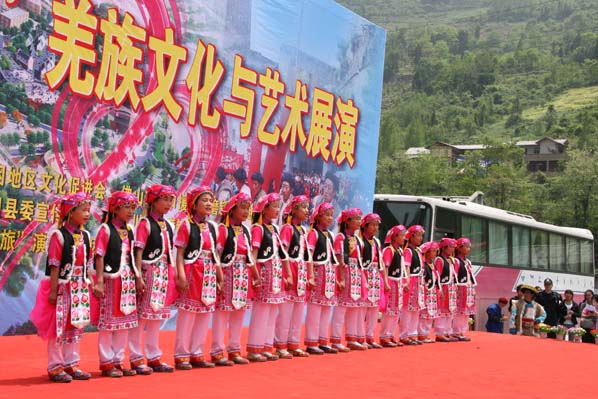 图集：北京舞协赴四川汶川参加《感恩之旅》公益演出活动(7/9)